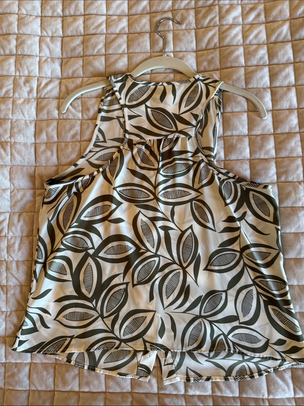 CAbi Black & White Leaf-Print Sleeveless Button Front Tank - Picture 2 of 2